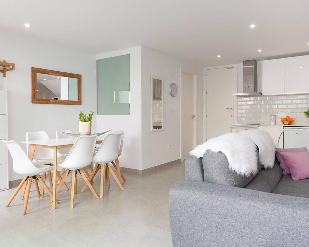   An East Facing, As New, Three Bedroom, Detached Villa with a Self contained Studio Apartment in Benijofar, which has it´s own access as well.&amp...