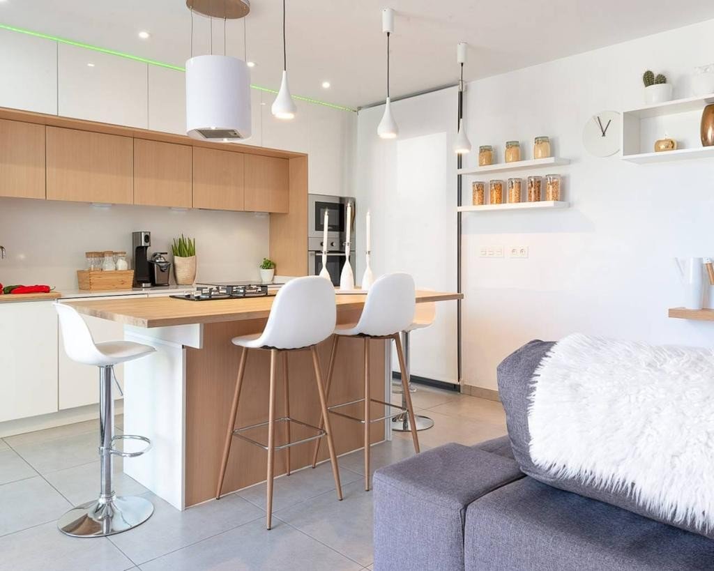   An East Facing, As New, Three Bedroom, Detached Villa with a Self contained Studio Apartment in Benijofar, which has it´s own access as well.&amp...