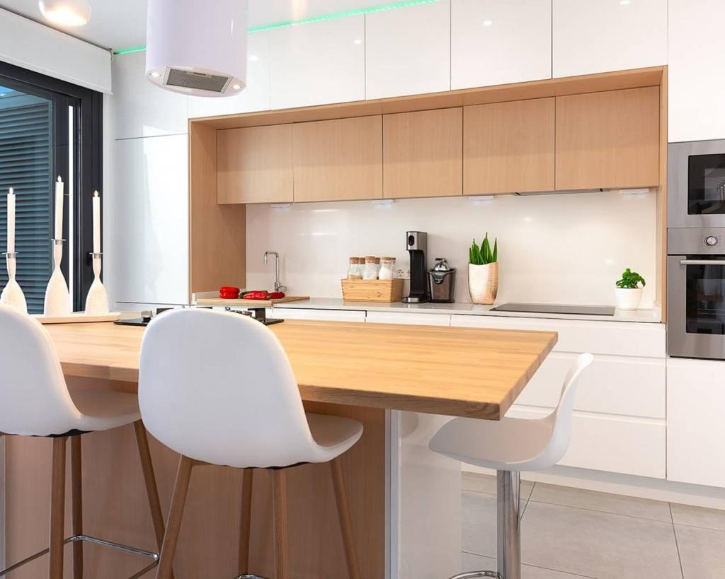   An East Facing, As New, Three Bedroom, Detached Villa with a Self contained Studio Apartment in Benijofar, which has it´s own access as well.&amp...