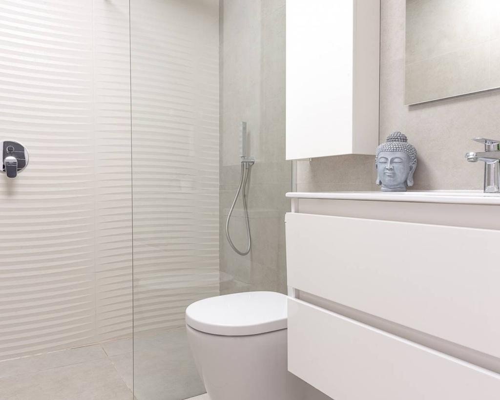   An East Facing, As New, Three Bedroom, Detached Villa with a Self contained Studio Apartment in Benijofar, which has it´s own access as well.&amp...