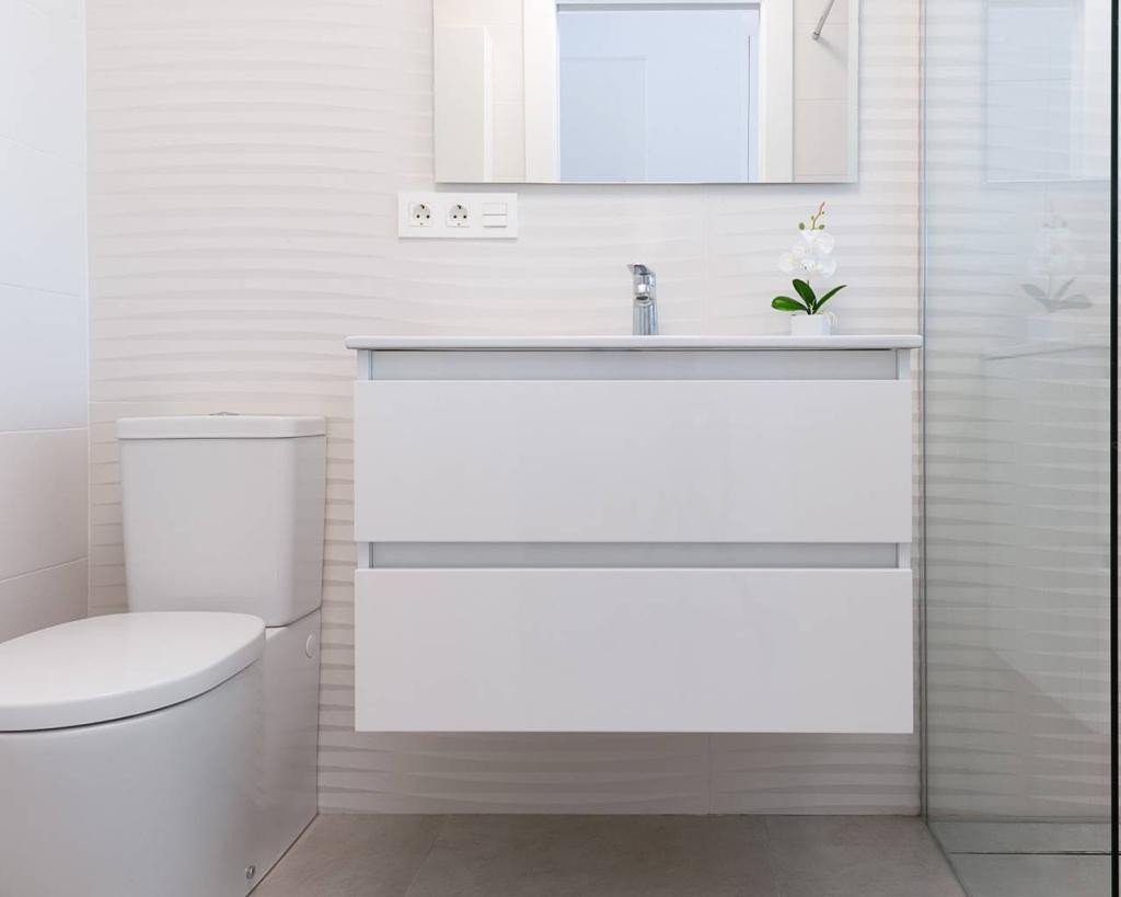   An East Facing, As New, Three Bedroom, Detached Villa with a Self contained Studio Apartment in Benijofar, which has it´s own access as well.&amp...