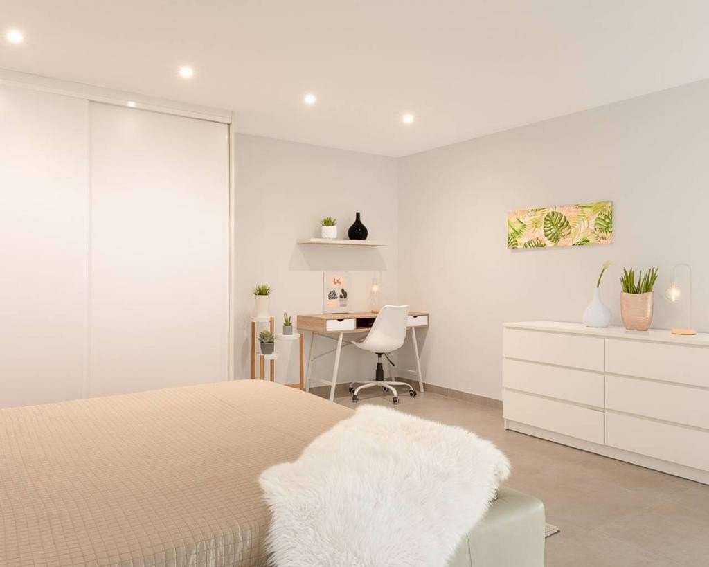   An East Facing, As New, Three Bedroom, Detached Villa with a Self contained Studio Apartment in Benijofar, which has it´s own access as well.&amp...