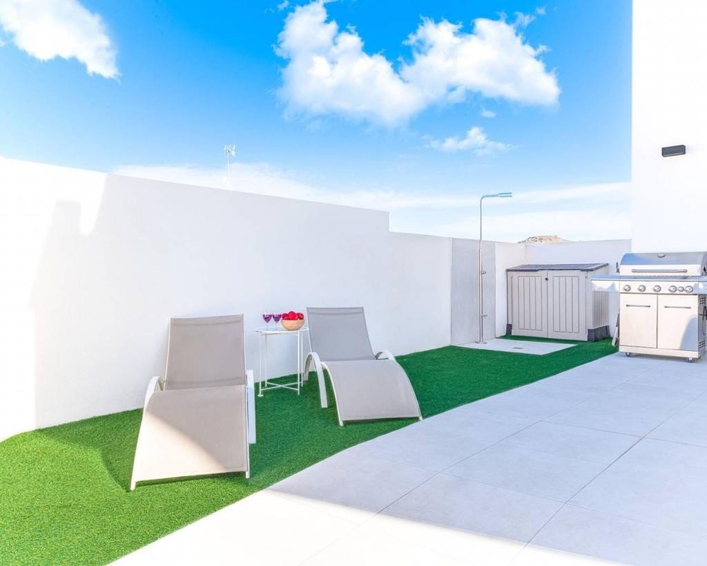   An East Facing, As New, Three Bedroom, Detached Villa with a Self contained Studio Apartment in Benijofar, which has it´s own access as well.&amp...