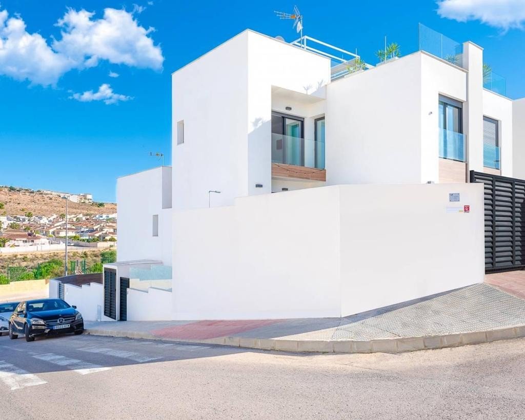   An East Facing, As New, Three Bedroom, Detached Villa with a Self contained Studio Apartment in Benijofar, which has it´s own access as well.&amp...