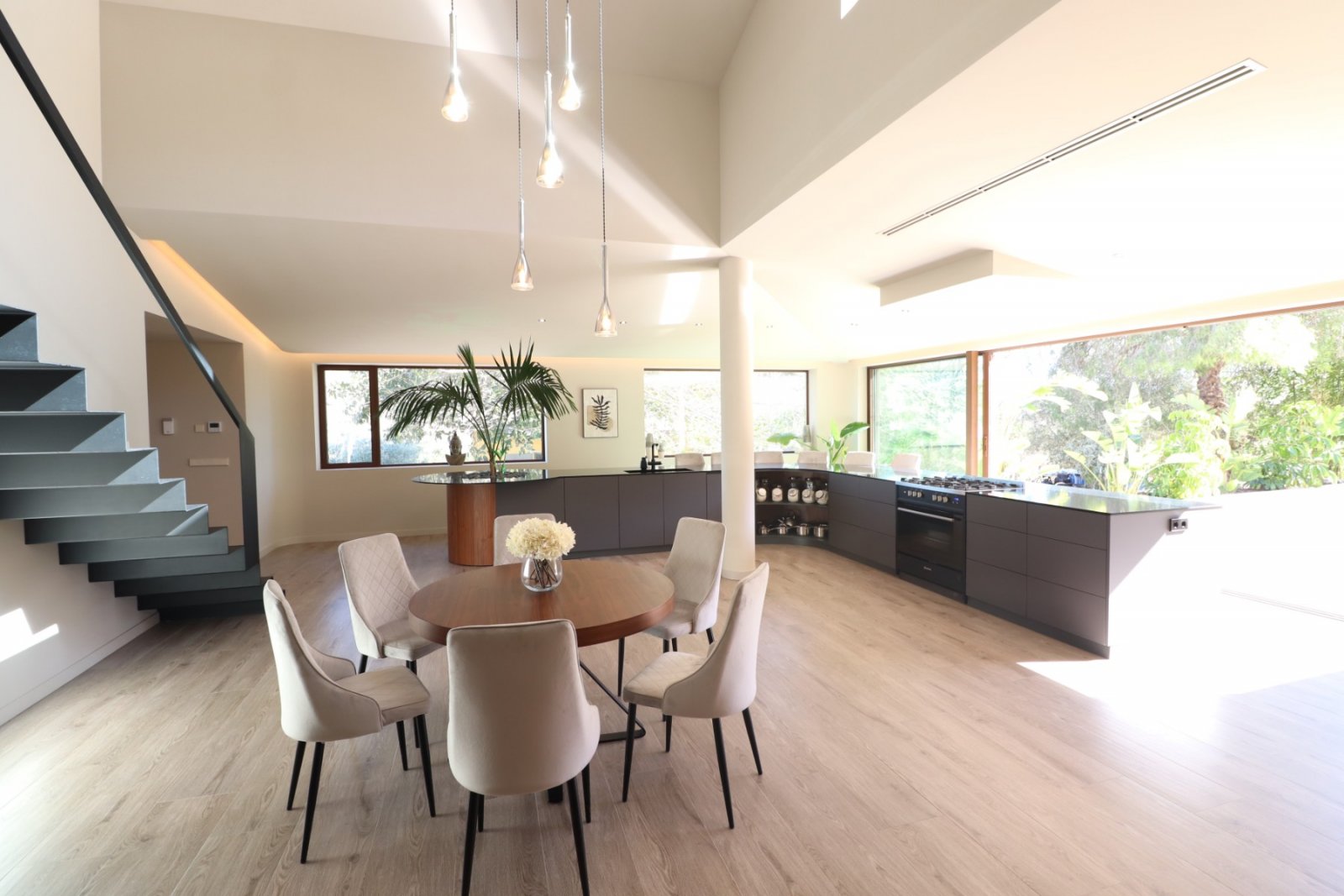 Exklusive Landvilla mit Pool & Outdoor-Küche