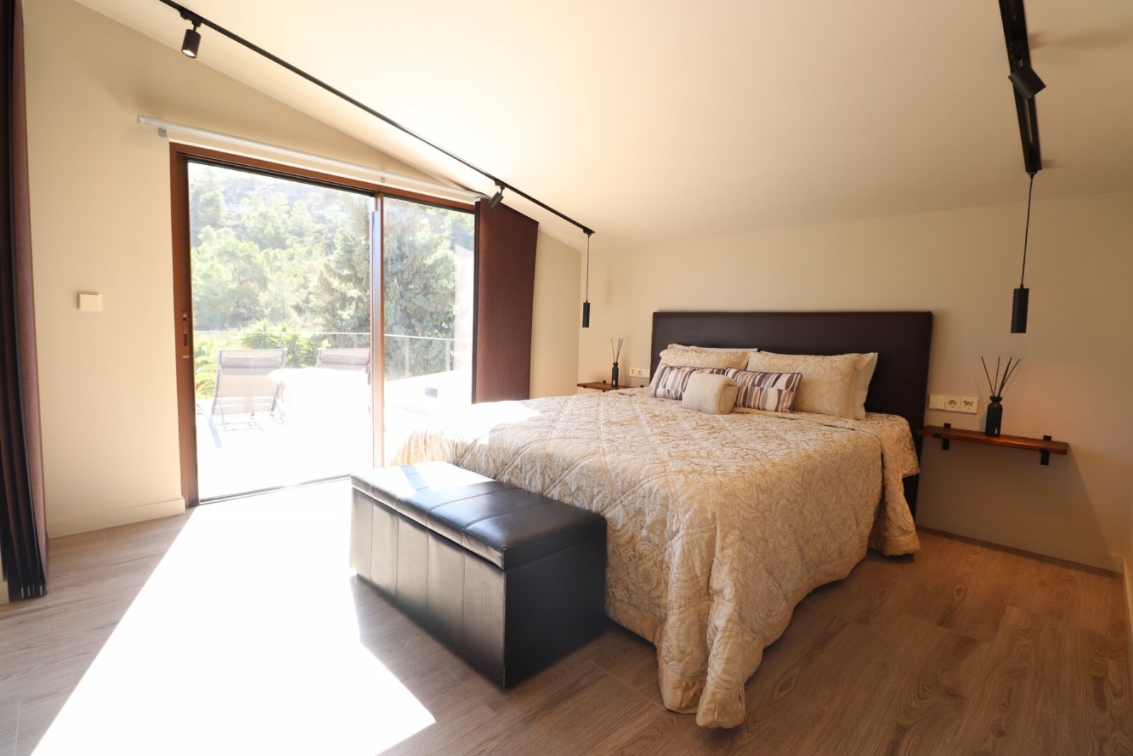 Exklusive Landvilla mit Pool & Outdoor-Küche