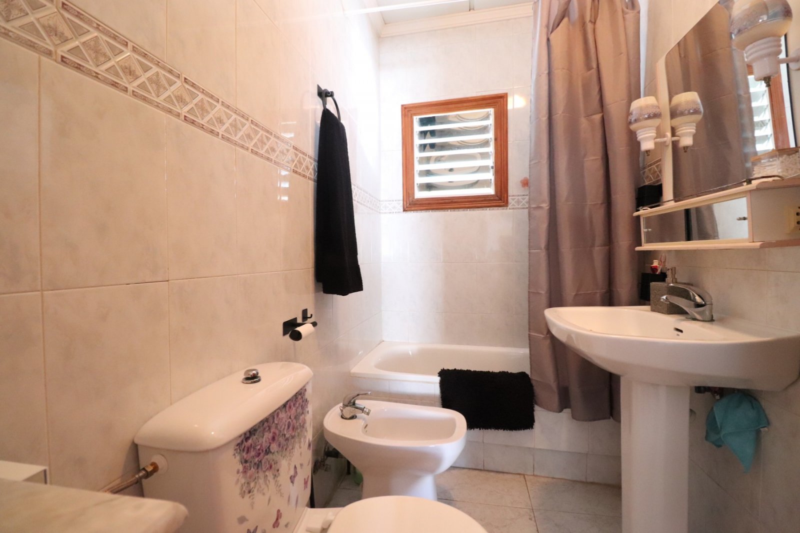   This West Facing, Three Bedroom Townhouse in Benijofar is located within walking distance of local amenities and facilities, and just a 15-minute...