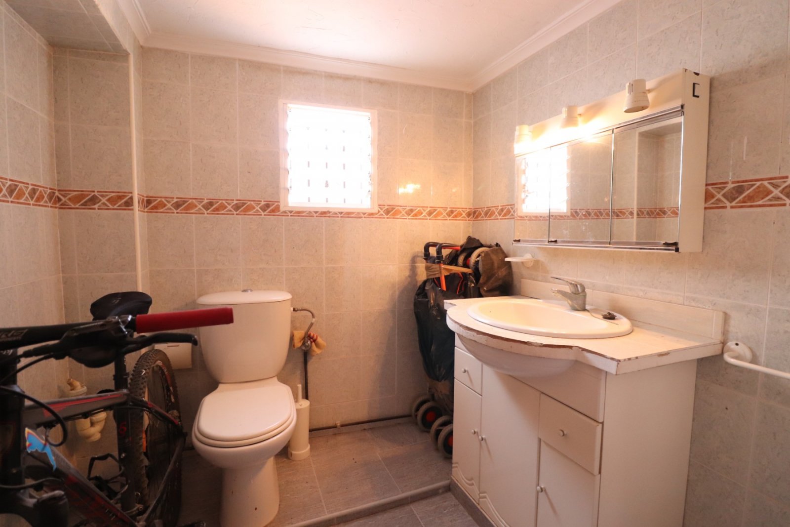   This West Facing, Three Bedroom Townhouse in Benijofar is located within walking distance of local amenities and facilities, and just a 15-minute...