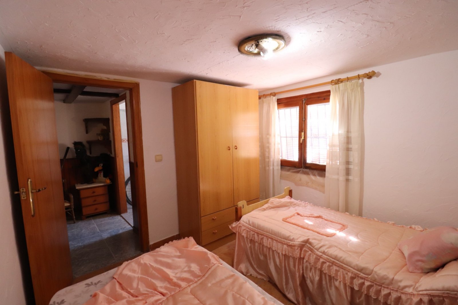   This West Facing, Three Bedroom Townhouse in Benijofar is located within walking distance of local amenities and facilities, and just a 15-minute...