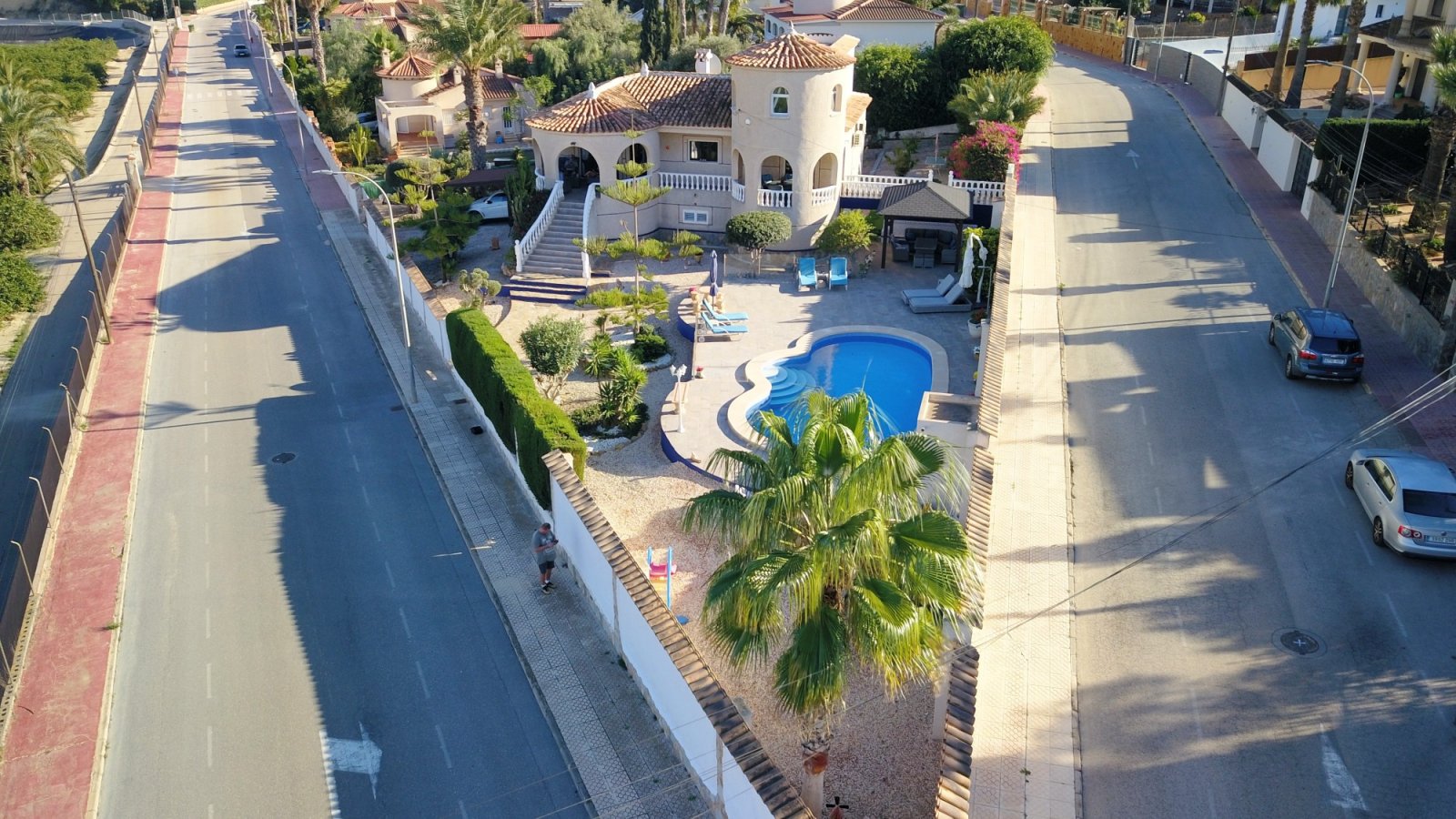   This Remarkable, West Facing, Corner, Five Bedroom Detached Villa in Lomas de La Juliana is located in a prominent position on the Costa Blanca S...