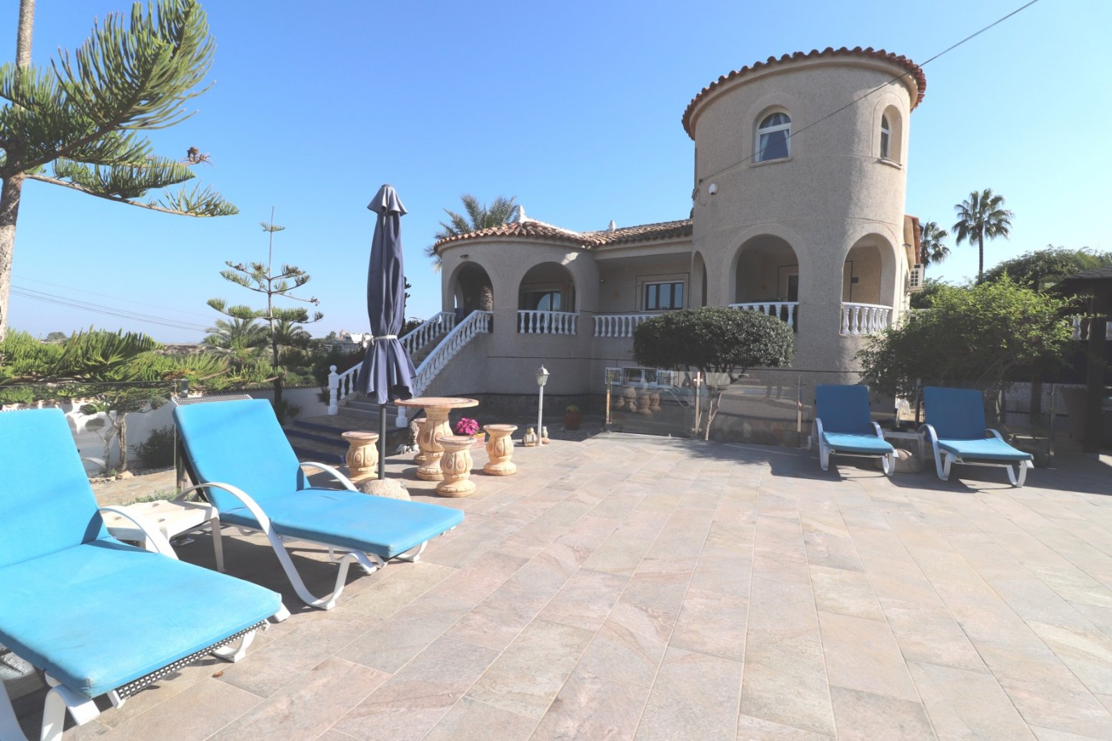   This Remarkable, West Facing, Corner, Five Bedroom Detached Villa in Lomas de La Juliana is located in a prominent position on the Costa Blanca S...