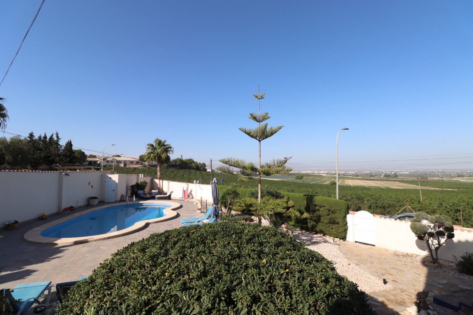   This Remarkable, West Facing, Corner, Five Bedroom Detached Villa in Lomas de La Juliana is located in a prominent position on the Costa Blanca S...