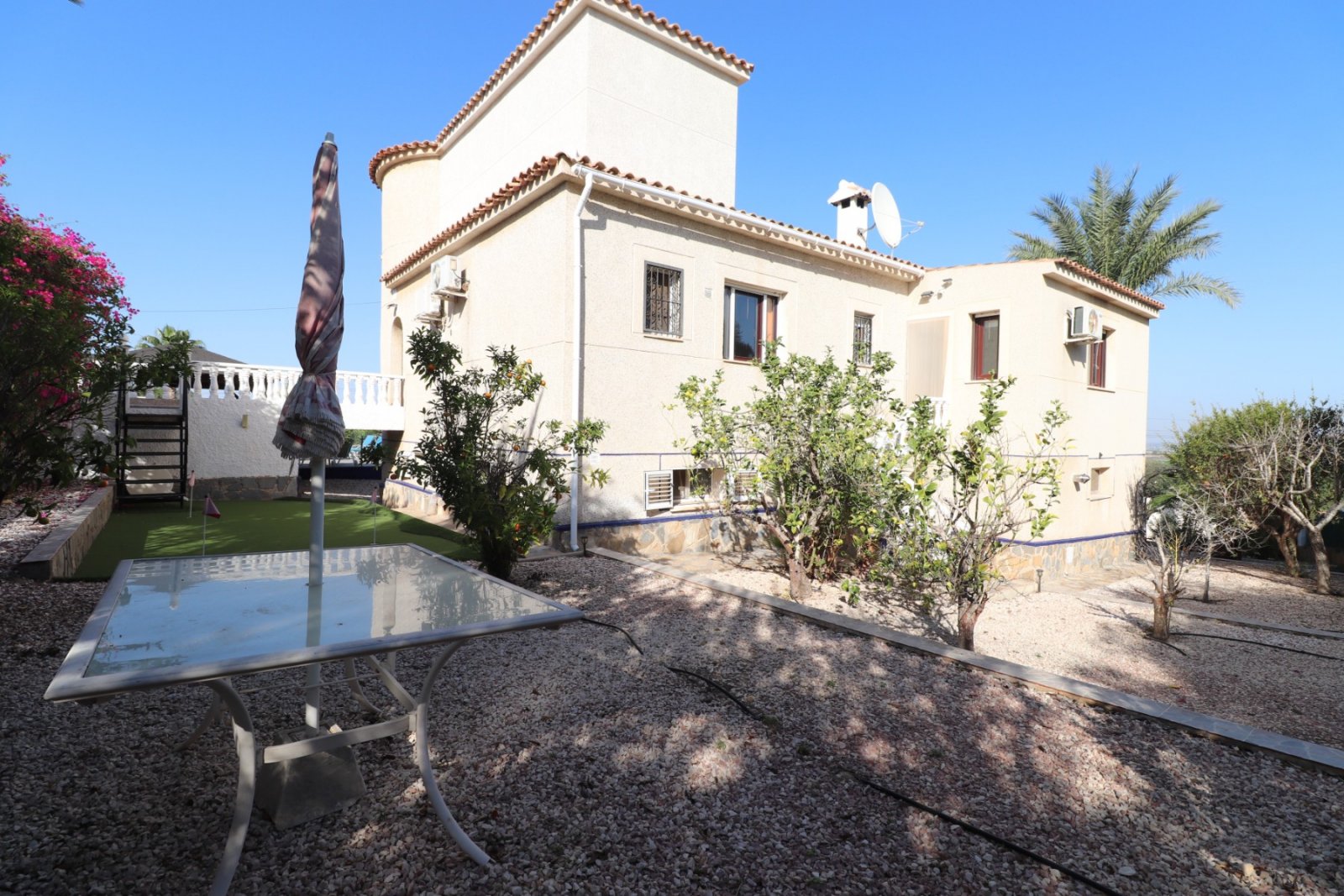  This Remarkable, West Facing, Corner, Five Bedroom Detached Villa in Lomas de La Juliana is located in a prominent position on the Costa Blanca S...