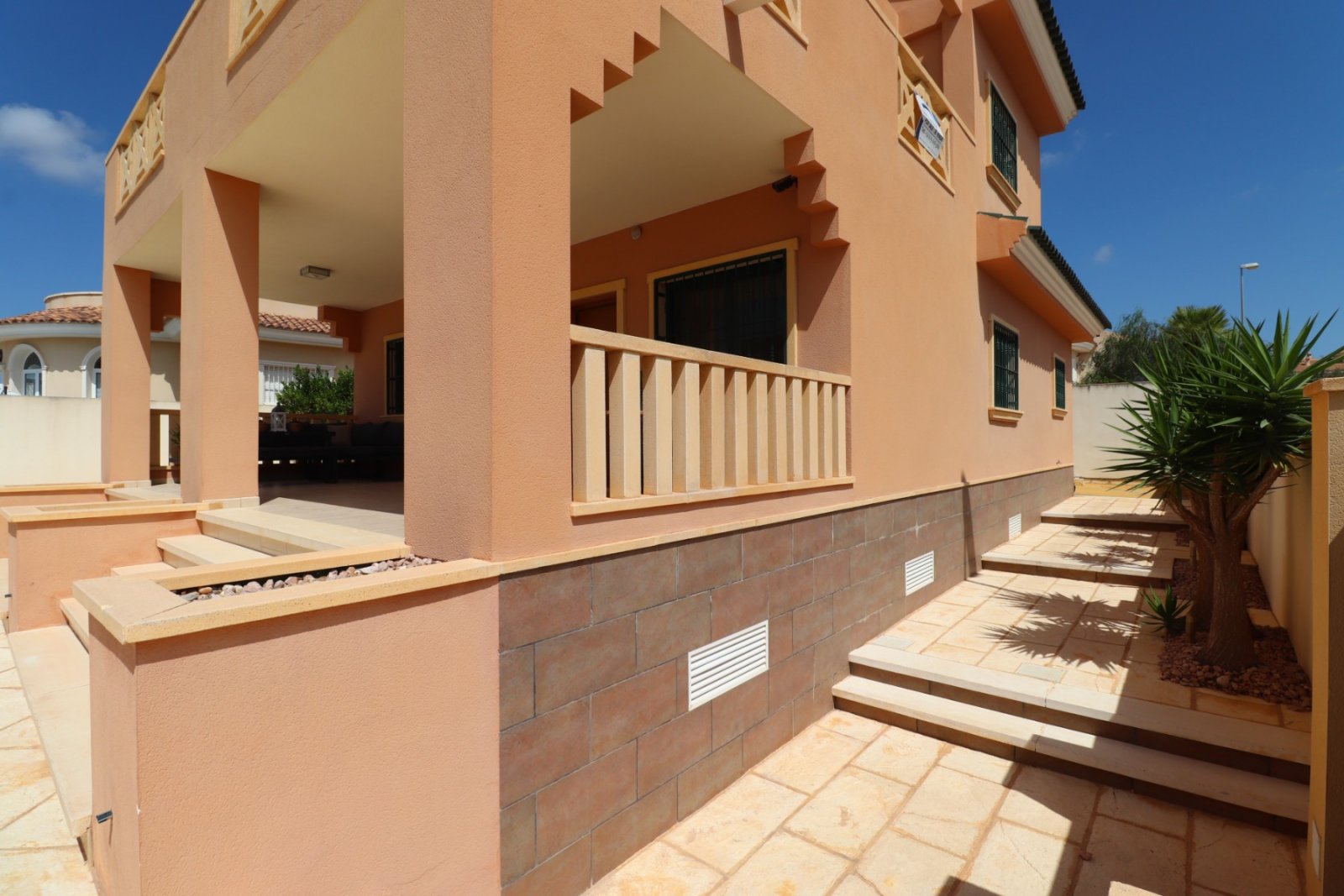   This South Facing, Four Bedroom, Detached Villa in Ciudad Quesada is located in a prestigious area, surrounded by exclusive properties in the hig...