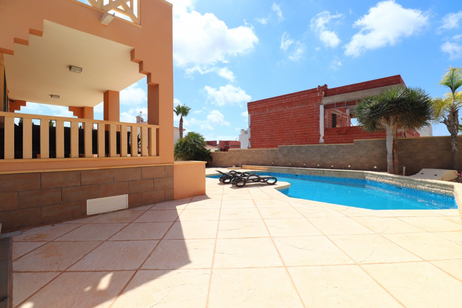   This South Facing, Four Bedroom, Detached Villa in Ciudad Quesada is located in a prestigious area, surrounded by exclusive properties in the hig...