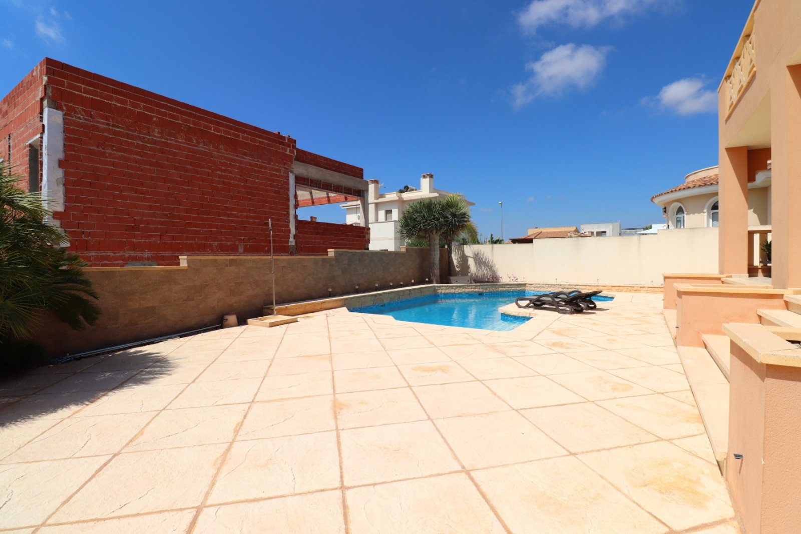   This South Facing, Four Bedroom, Detached Villa in Ciudad Quesada is located in a prestigious area, surrounded by exclusive properties in the hig...