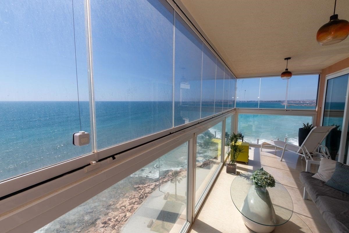   This Frontline Sea, South Facing, Three Bedroom, 9th Floor Apartment in Torrevieja, is located in an unbeatable position, right on the beachfront...