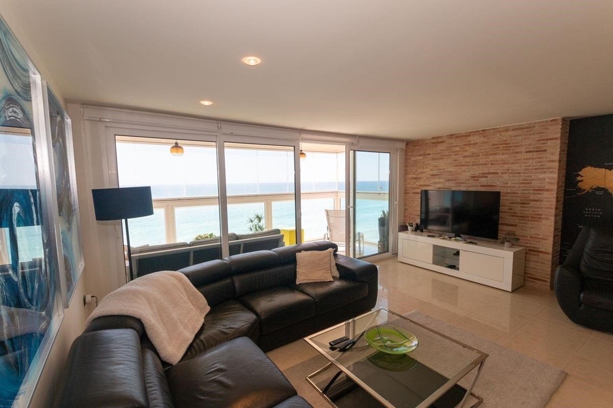   This Frontline Sea, South Facing, Three Bedroom, 9th Floor Apartment in Torrevieja, is located in an unbeatable position, right on the beachfront...
