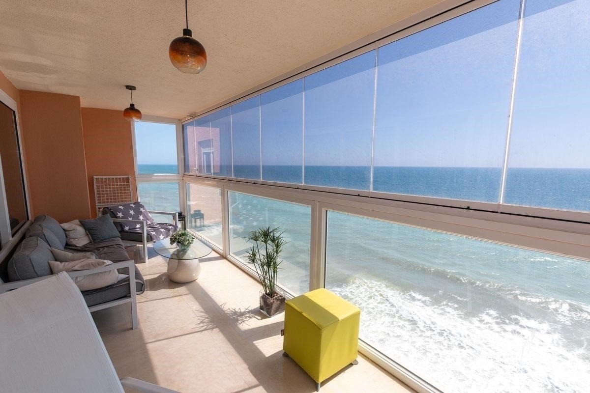   This Frontline Sea, South Facing, Three Bedroom, 9th Floor Apartment in Torrevieja, is located in an unbeatable position, right on the beachfront...