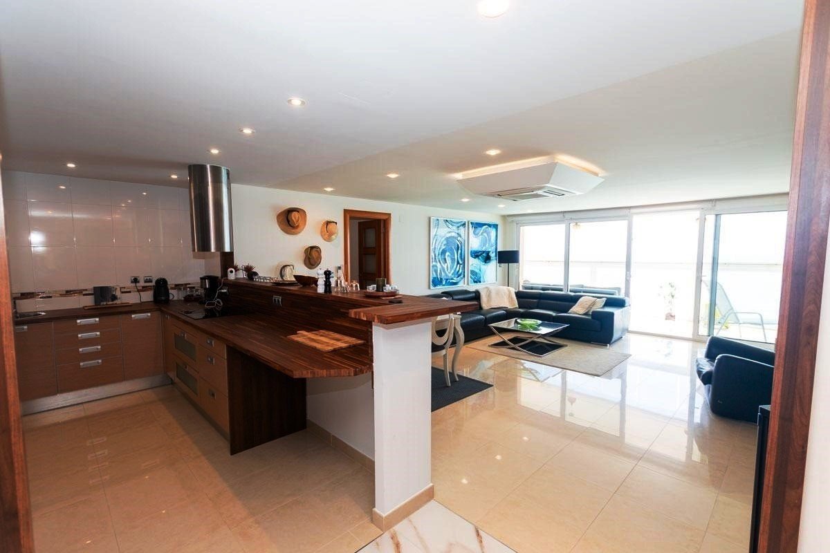   This Frontline Sea, South Facing, Three Bedroom, 9th Floor Apartment in Torrevieja, is located in an unbeatable position, right on the beachfront...