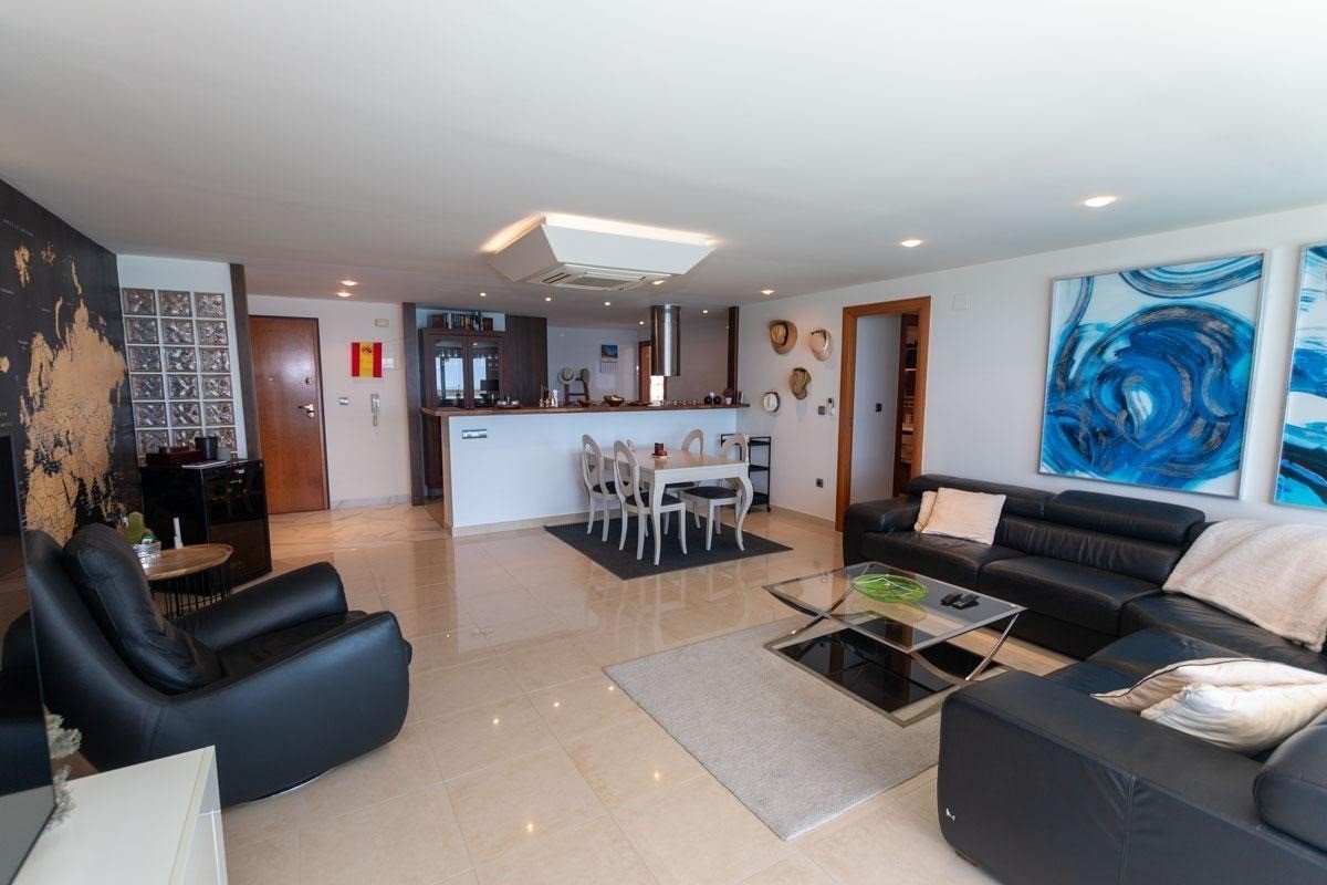   This Frontline Sea, South Facing, Three Bedroom, 9th Floor Apartment in Torrevieja, is located in an unbeatable position, right on the beachfront...