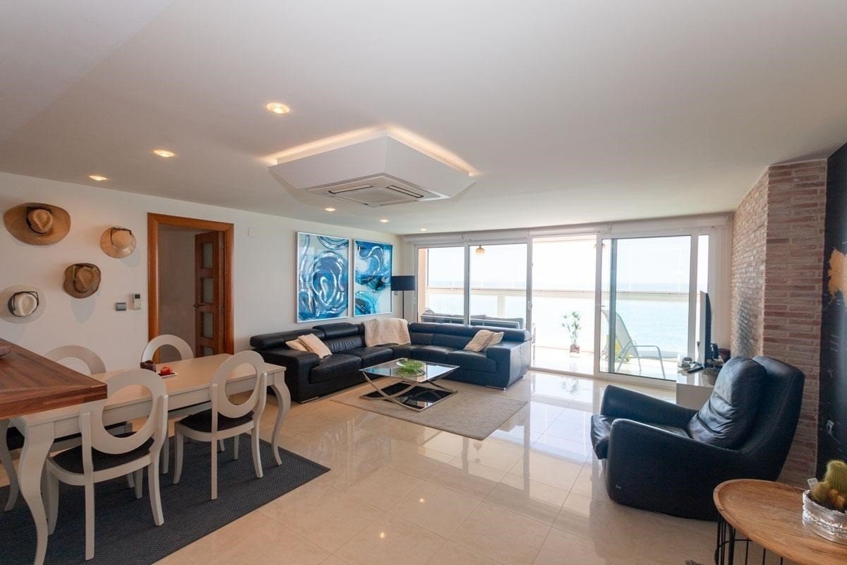   This Frontline Sea, South Facing, Three Bedroom, 9th Floor Apartment in Torrevieja, is located in an unbeatable position, right on the beachfront...