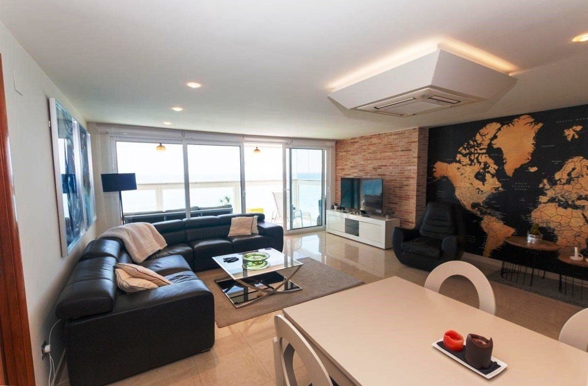   This Frontline Sea, South Facing, Three Bedroom, 9th Floor Apartment in Torrevieja, is located in an unbeatable position, right on the beachfront...