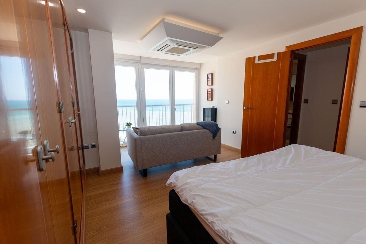   This Frontline Sea, South Facing, Three Bedroom, 9th Floor Apartment in Torrevieja, is located in an unbeatable position, right on the beachfront...