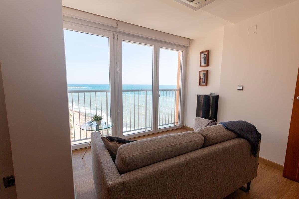   This Frontline Sea, South Facing, Three Bedroom, 9th Floor Apartment in Torrevieja, is located in an unbeatable position, right on the beachfront...
