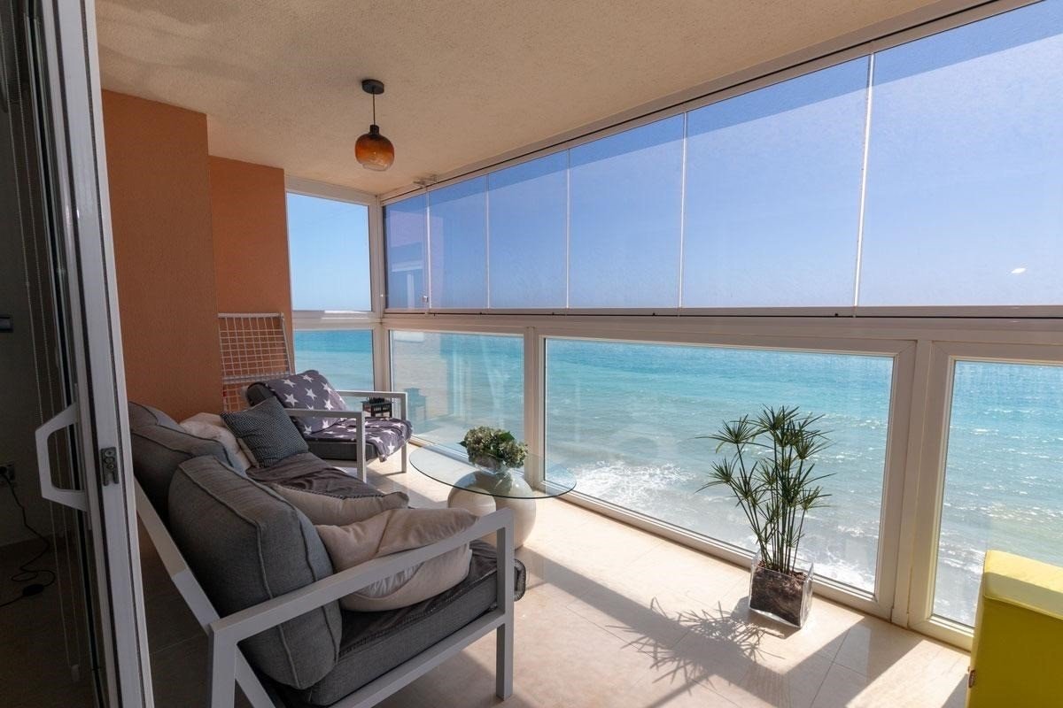   This Frontline Sea, South Facing, Three Bedroom, 9th Floor Apartment in Torrevieja, is located in an unbeatable position, right on the beachfront...