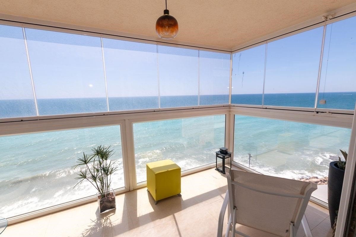   This Frontline Sea, South Facing, Three Bedroom, 9th Floor Apartment in Torrevieja, is located in an unbeatable position, right on the beachfront...