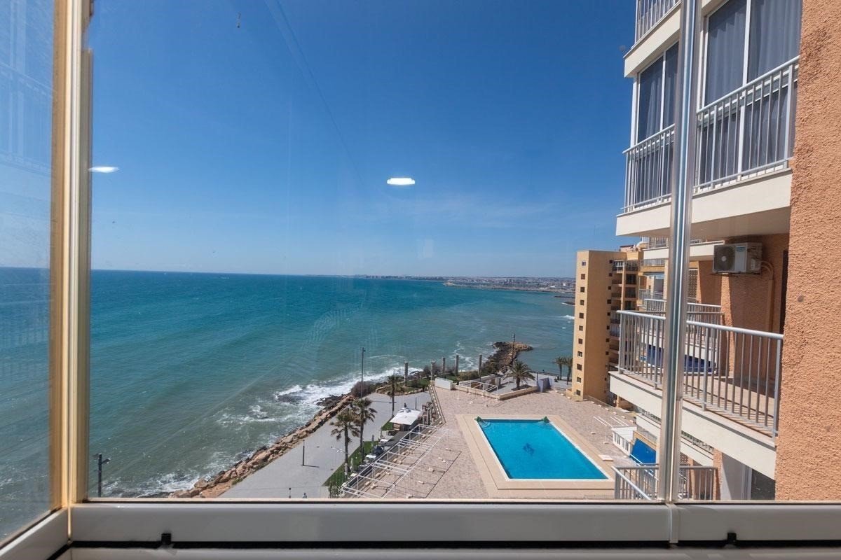 Torrevieja:   This Frontline Sea, South Facing, Three Bedroom, 9th Floor Apartment in Torrevieja, is located in an unbeatable position, right on the beachfront... 