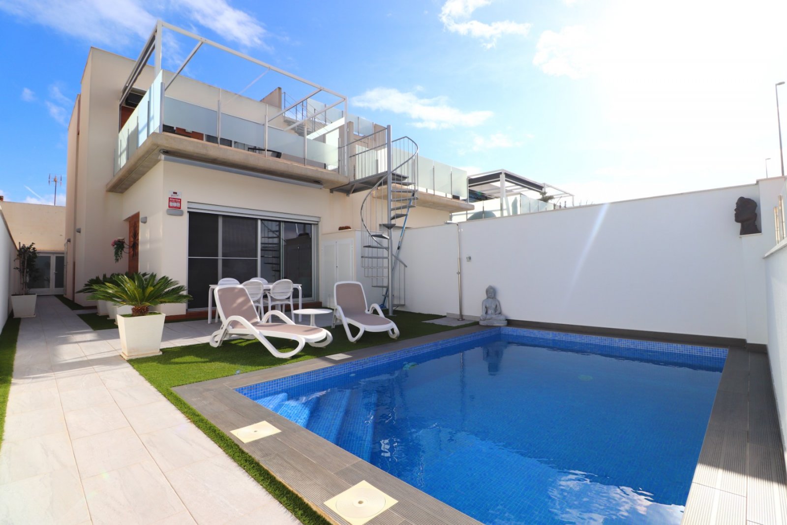   This modern South Facing, Three Bedroom, Semi-detached Villa in Daya Vieja is located on the edge of this charming and peaceful Spanish village, ...