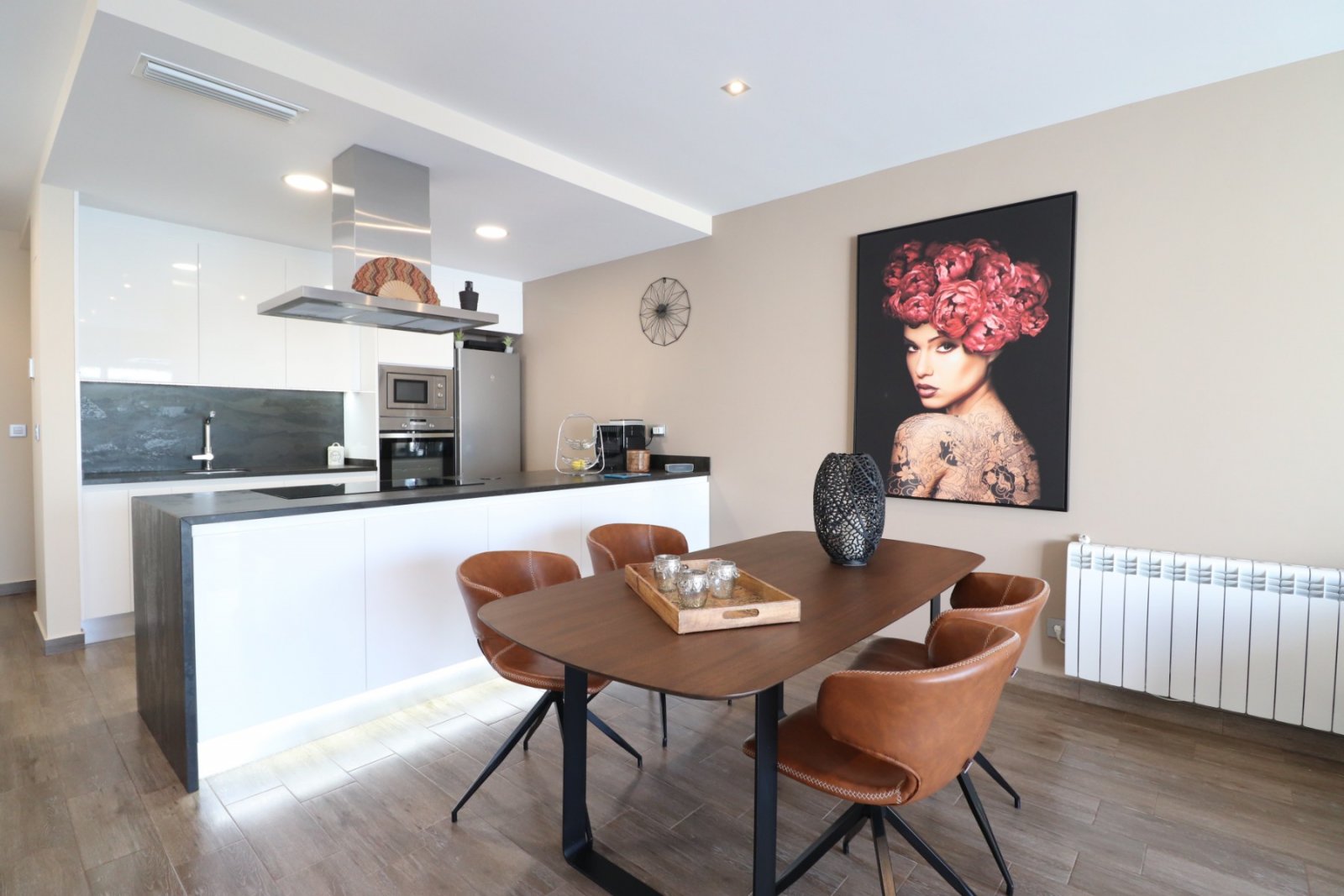   This modern South Facing, Three Bedroom, Semi-detached Villa in Daya Vieja is located on the edge of this charming and peaceful Spanish village, ...