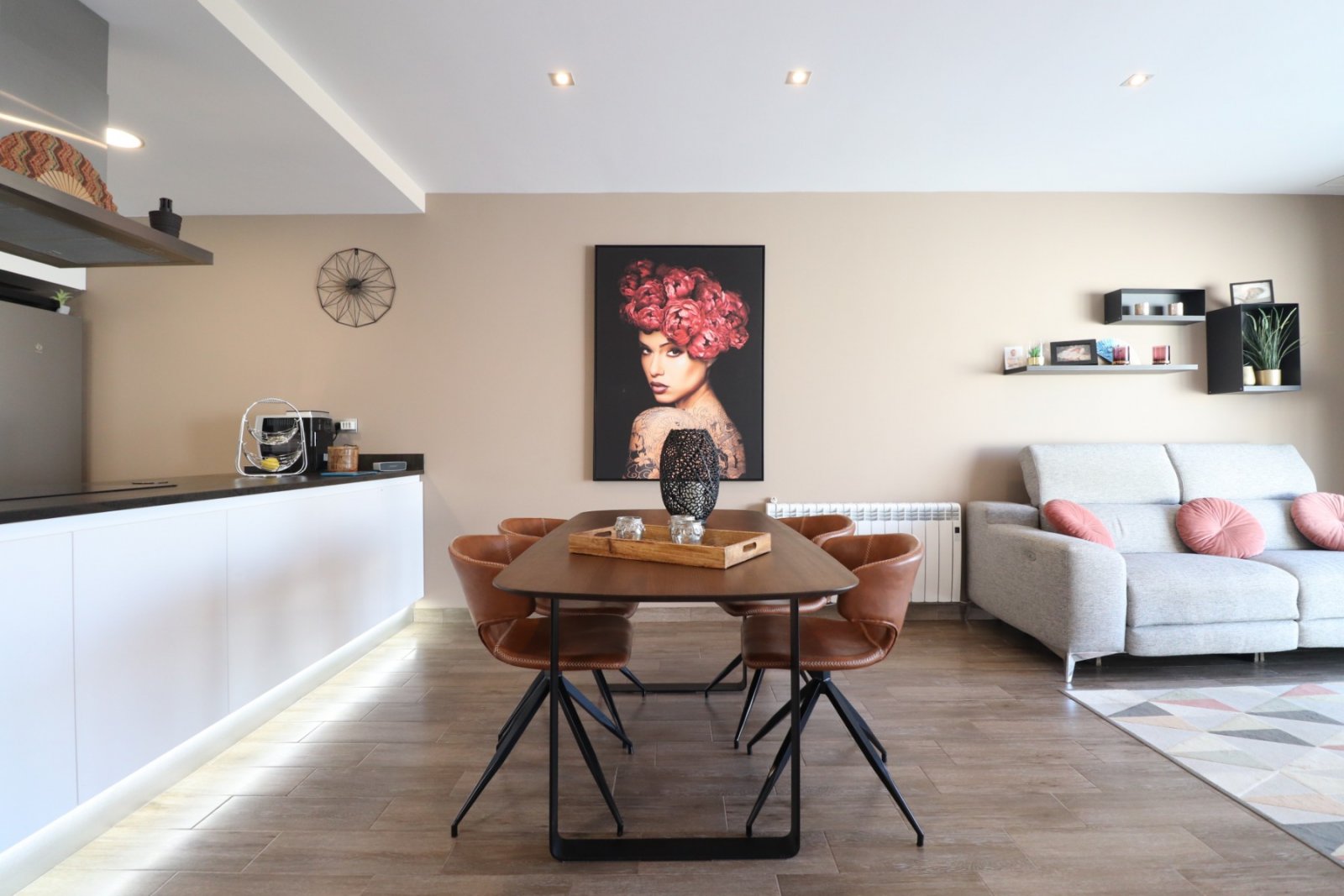   This modern South Facing, Three Bedroom, Semi-detached Villa in Daya Vieja is located on the edge of this charming and peaceful Spanish village, ...