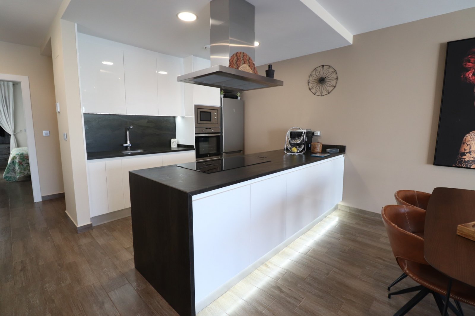   This modern South Facing, Three Bedroom, Semi-detached Villa in Daya Vieja is located on the edge of this charming and peaceful Spanish village, ...