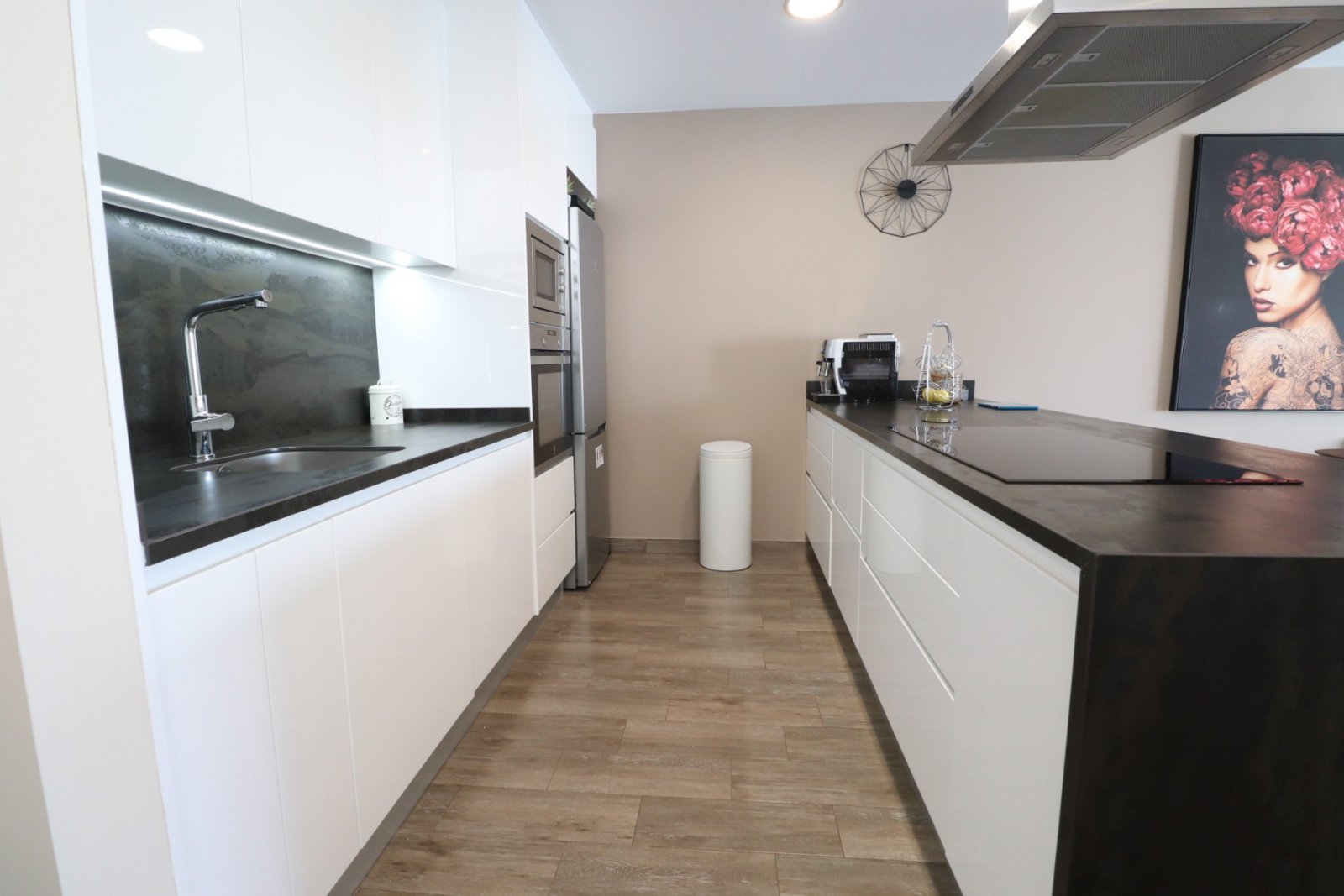   This modern South Facing, Three Bedroom, Semi-detached Villa in Daya Vieja is located on the edge of this charming and peaceful Spanish village, ...