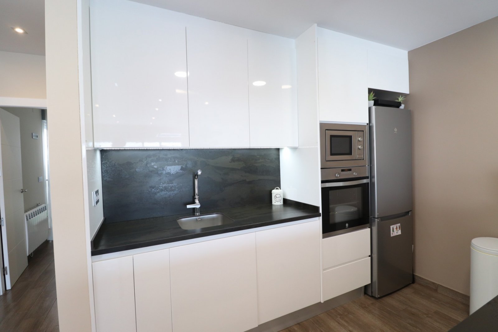   This modern South Facing, Three Bedroom, Semi-detached Villa in Daya Vieja is located on the edge of this charming and peaceful Spanish village, ...