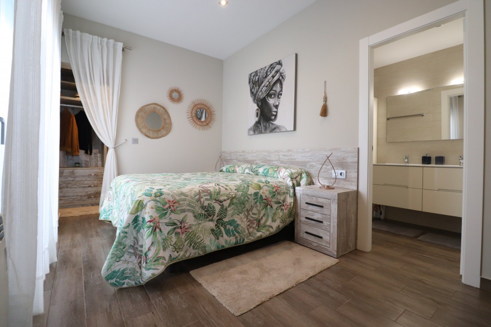   This modern South Facing, Three Bedroom, Semi-detached Villa in Daya Vieja is located on the edge of this charming and peaceful Spanish village, ...