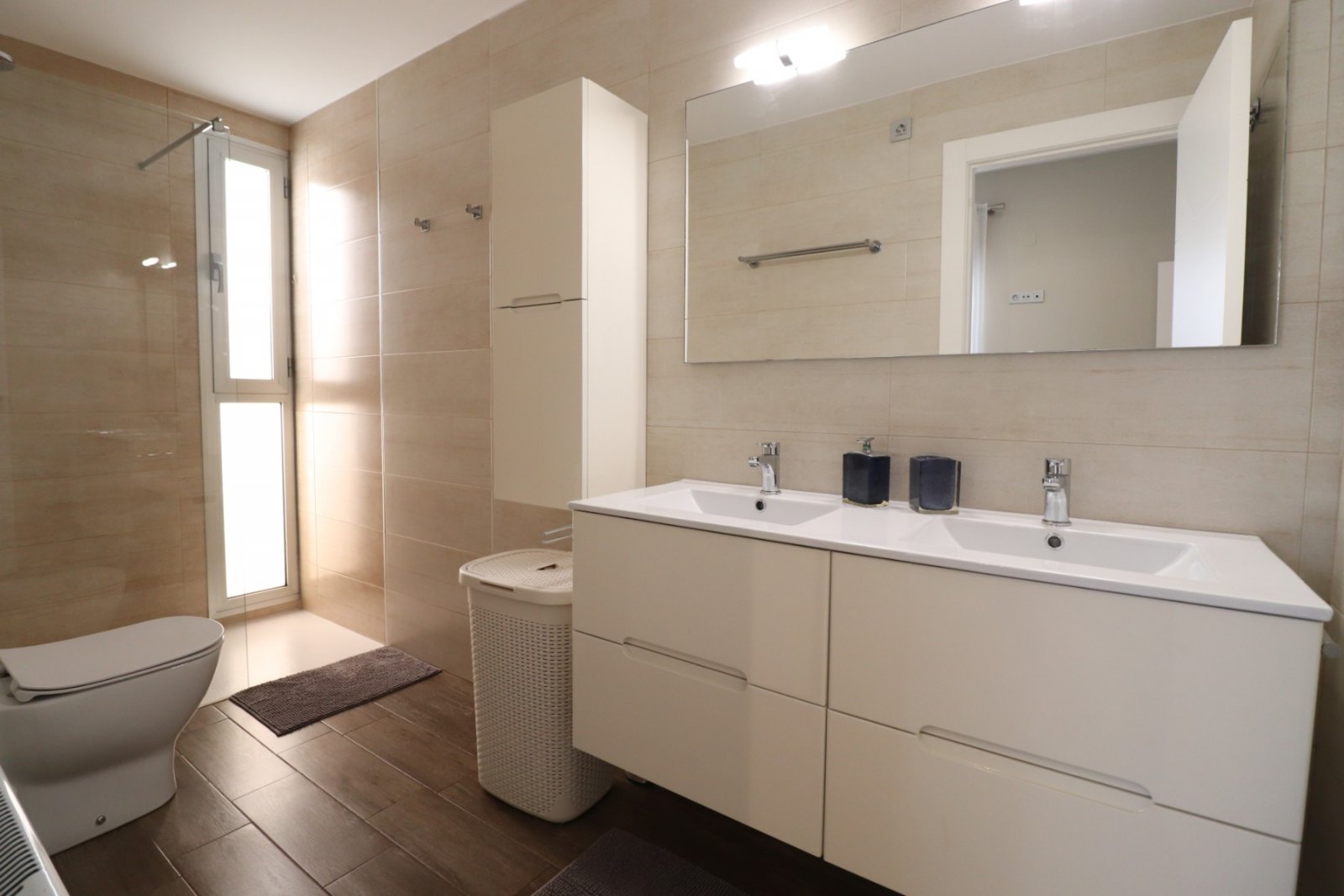   This modern South Facing, Three Bedroom, Semi-detached Villa in Daya Vieja is located on the edge of this charming and peaceful Spanish village, ...