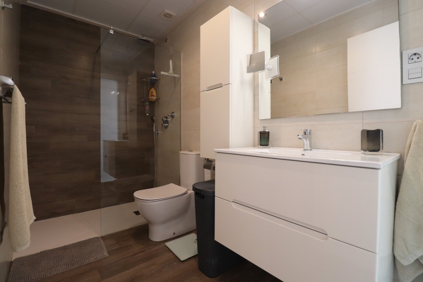   This modern South Facing, Three Bedroom, Semi-detached Villa in Daya Vieja is located on the edge of this charming and peaceful Spanish village, ...