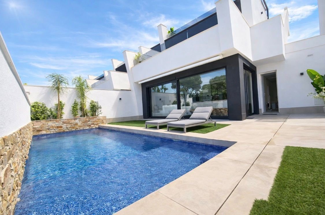   This West Facing, Three Bedroom, Semi Detached Villa in Santiago de la Ribera, is located just 750 metres from the beautiful 4km stretch of beach...