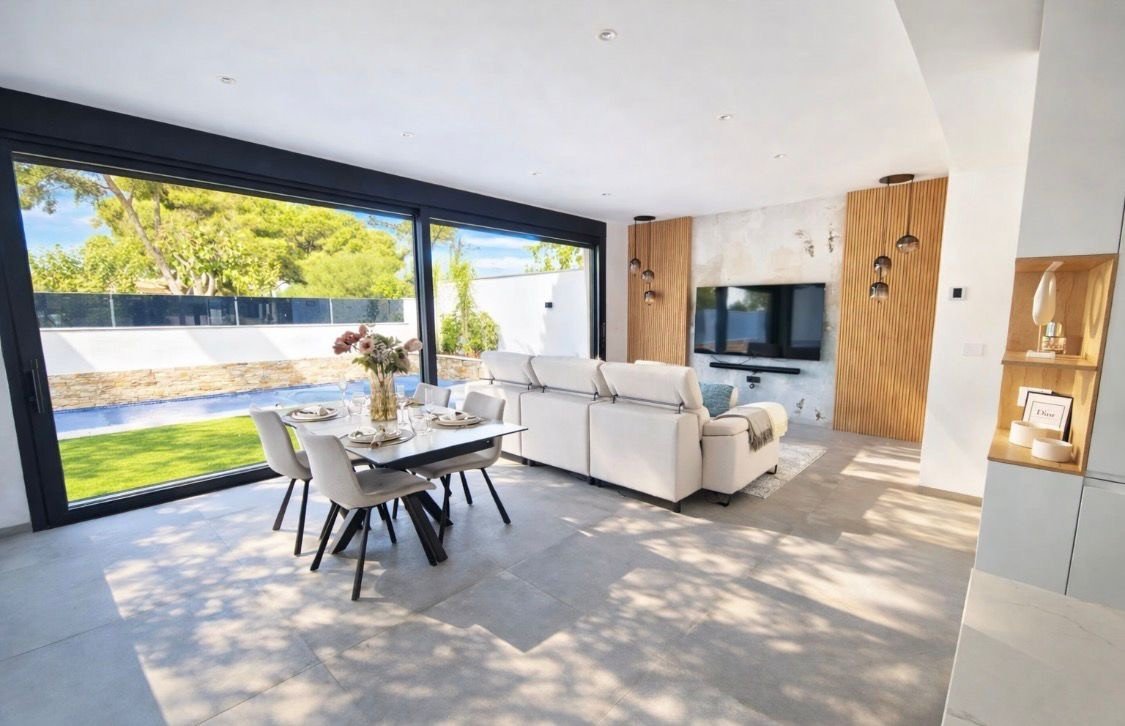   This West Facing, Three Bedroom, Semi Detached Villa in Santiago de la Ribera, is located just 750 metres from the beautiful 4km stretch of beach...