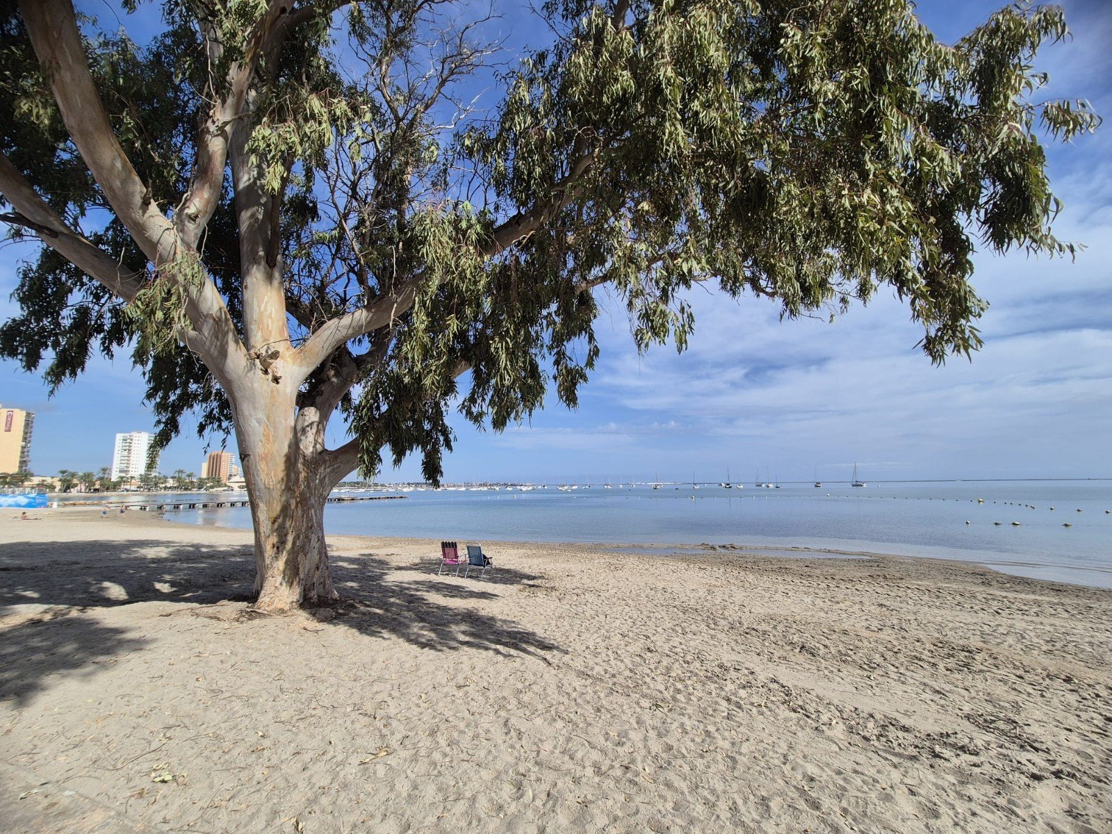   This West Facing, Three Bedroom, Semi Detached Villa in Santiago de la Ribera, is located just 750 metres from the beautiful 4km stretch of beach...