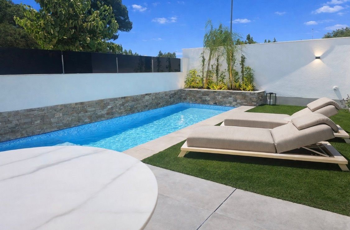   This West Facing, Three Bedroom, Semi Detached Villa in Santiago de la Ribera, is located just 750 metres from the beautiful 4km stretch of beach...