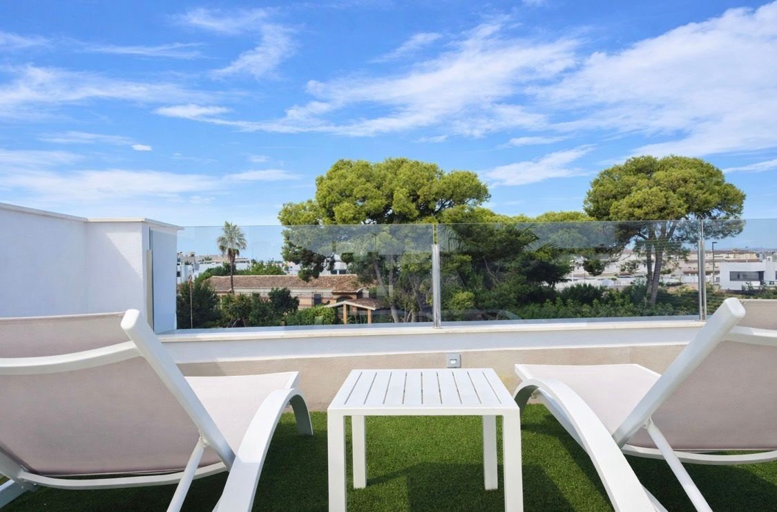   This West Facing, Three Bedroom, Semi Detached Villa in Santiago de la Ribera, is located just 750 metres from the beautiful 4km stretch of beach...