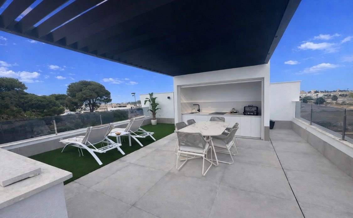   This West Facing, Three Bedroom, Semi Detached Villa in Santiago de la Ribera, is located just 750 metres from the beautiful 4km stretch of beach...