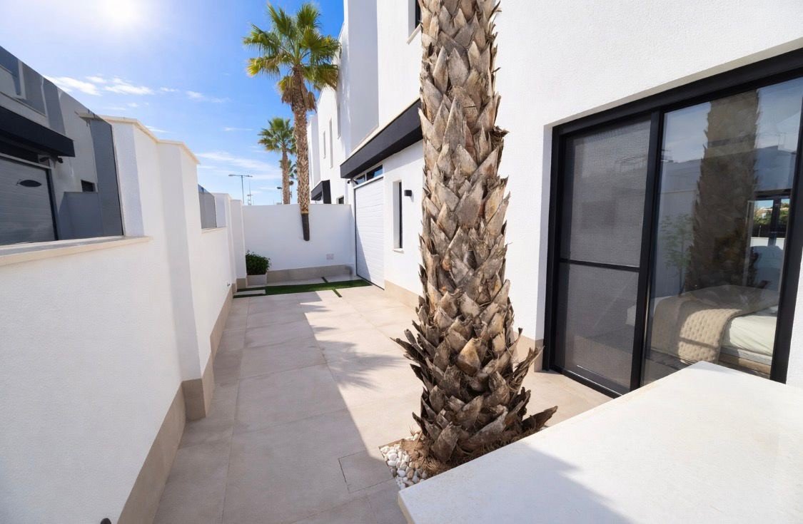  This West Facing, Three Bedroom, Semi Detached Villa in Santiago de la Ribera, is located just 750 metres from the beautiful 4km stretch of beach...