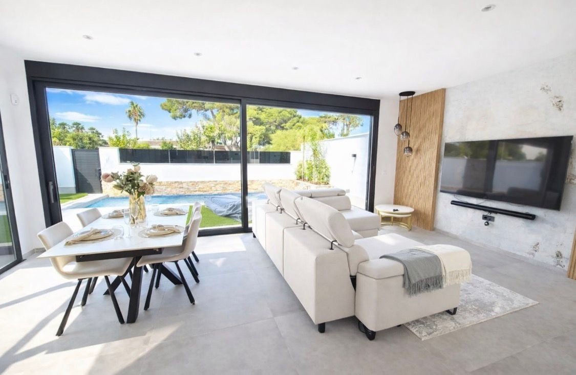   This West Facing, Three Bedroom, Semi Detached Villa in Santiago de la Ribera, is located just 750 metres from the beautiful 4km stretch of beach...