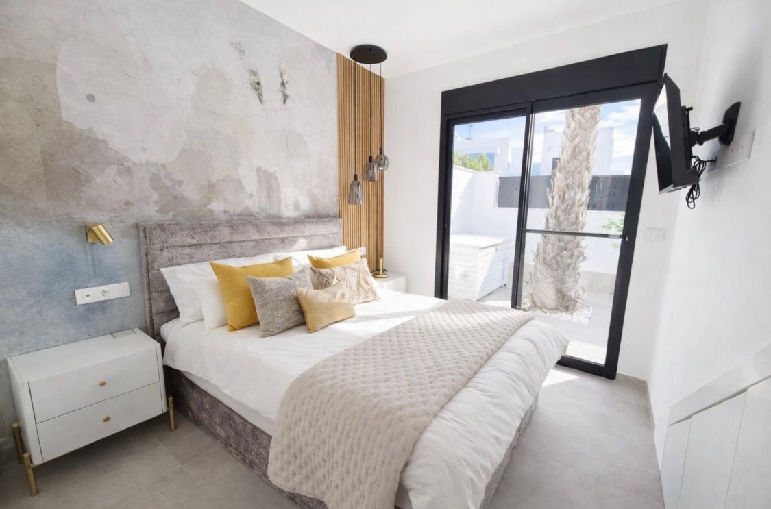   This West Facing, Three Bedroom, Semi Detached Villa in Santiago de la Ribera, is located just 750 metres from the beautiful 4km stretch of beach...